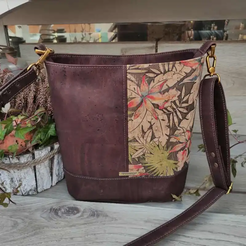 2-kleuren-tas-bruin-achterkant Schoudertas bruin kurk in 2 kleuren, een sieraad om mee te shoppen achterkant