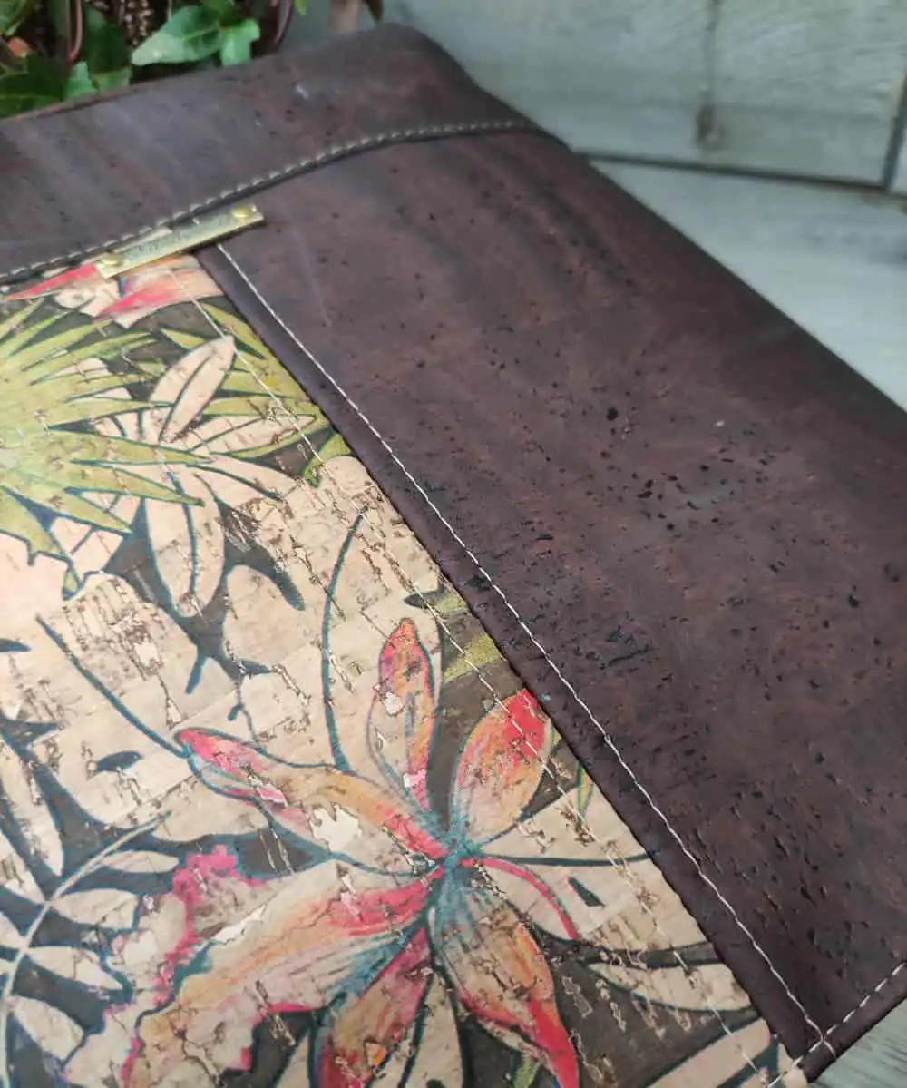 2-kleuren-tas-bruin-detail Schoudertas bruin kurk in 2 kleuren, een sieraad om mee te shoppen detail