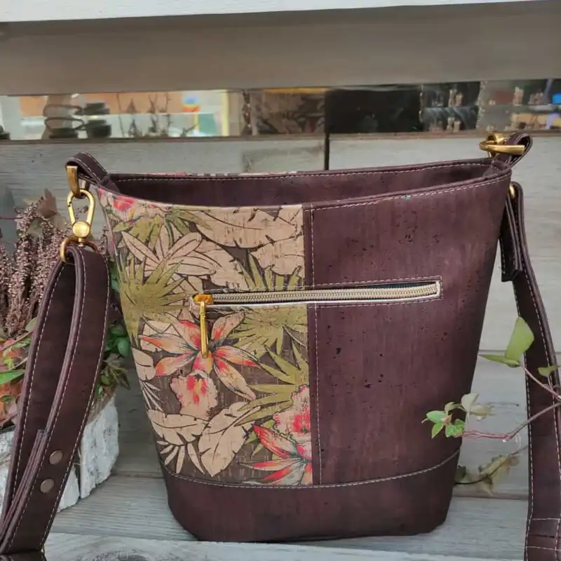 2-kleurentas-bruin Schoudertas bruin kurk in 2 kleuren, een sieraad om mee te shoppen