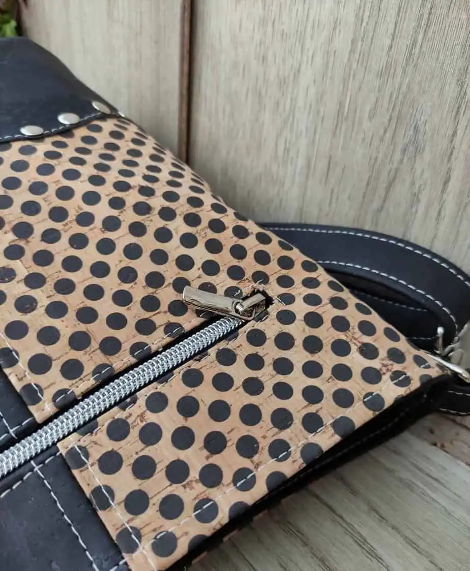 2 kleuren schoudertas kurk zwart met leuke stippen detail