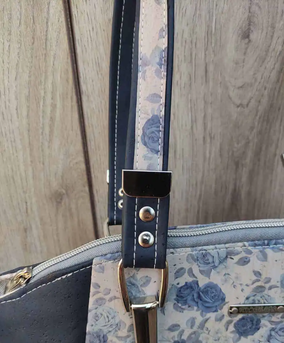 kurk-schoudertas-blauwe-rozen-detail Schoudertas kurk met blauwe rozen die de tas zeker uniek maken detail