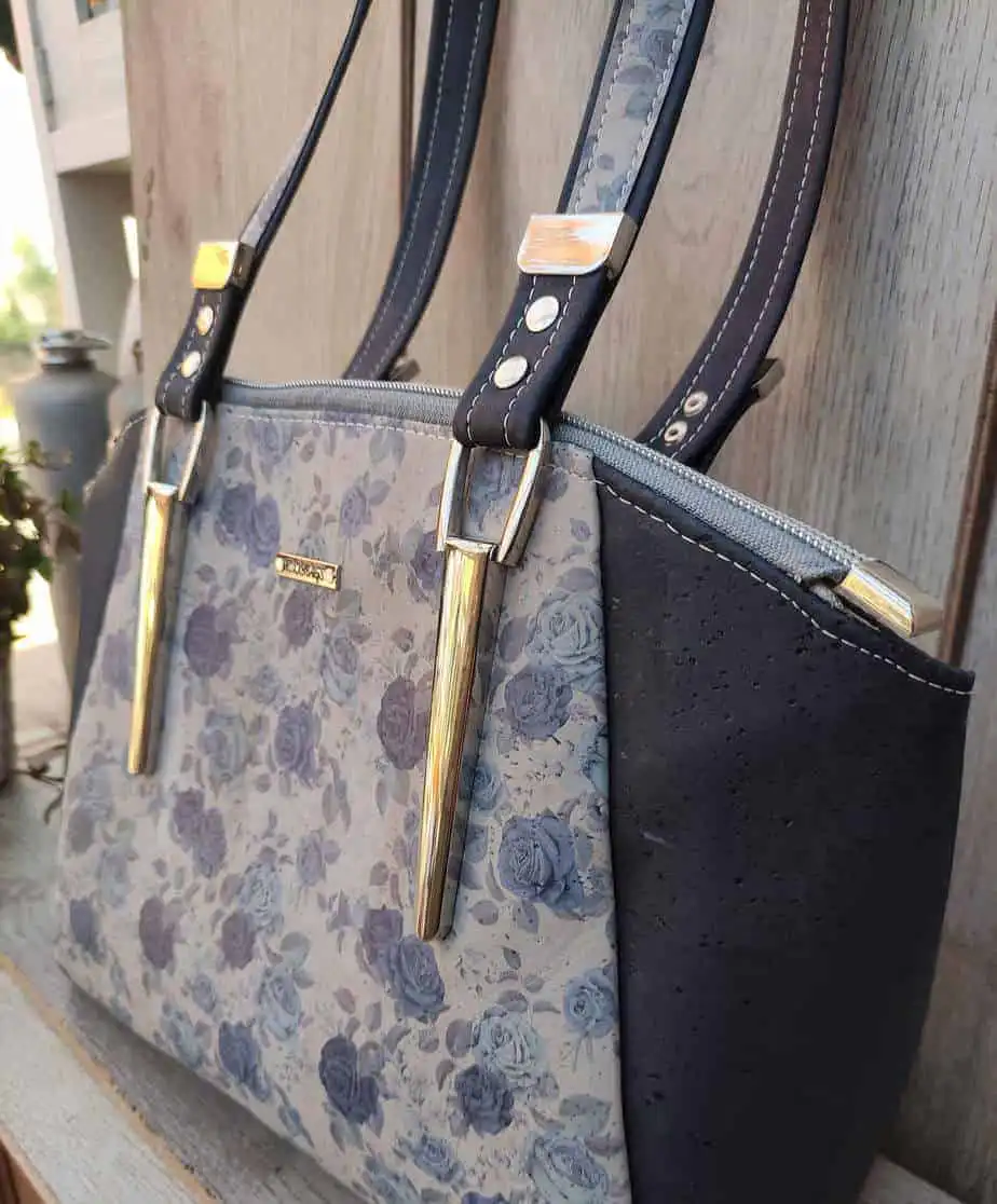 kurk-schoudertas-blauwe-rozen-zijkant Schoudertas kurk met blauwe rozen die de tas zeker uniek maken! zijkant