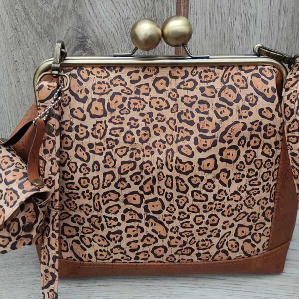 Bijzondere kurk tassen in de krant Beugeltas kurk panterprint