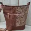 panterprint-tas-bruin-achterkant kurk schoudertas panterprint lichtbruin achterkant