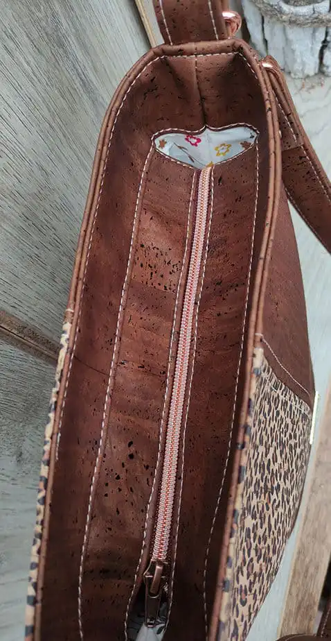 panterprint-tas-bruin-bovenkant kurk schoudertas panterprint lichtbruin bovenkant