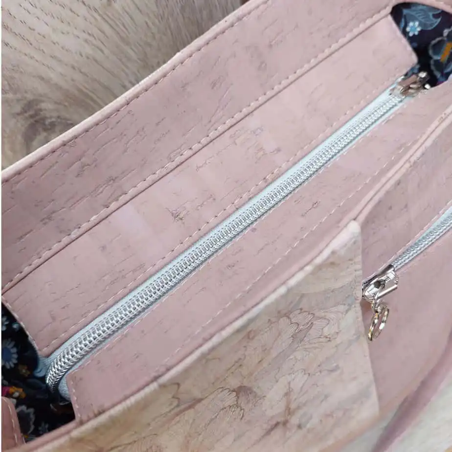 kurk-tas-roze-met-wit-bovenkant (1) kurk tas-schoudertas roze met witte details bovenkant