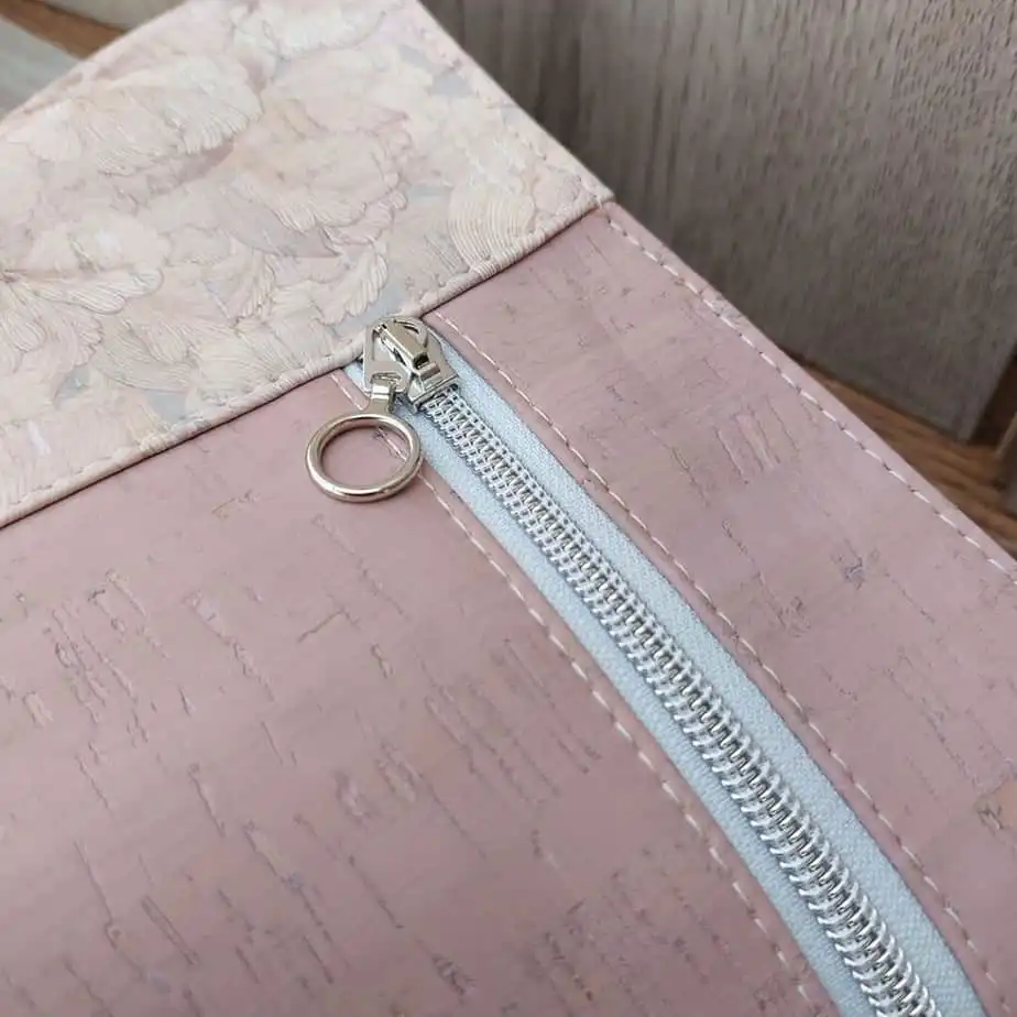 kurk-tas-roze-met-wit-detail (1) kurk tas-schoudertas roze met witte details detail