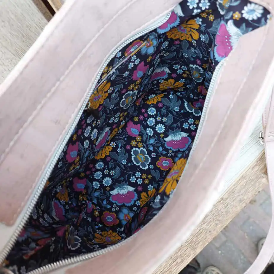 kurk-tas--schoudertas-roze-met-witte-details-binnenkant (1) kurk tas-schoudertas roze met witte details binnenkant