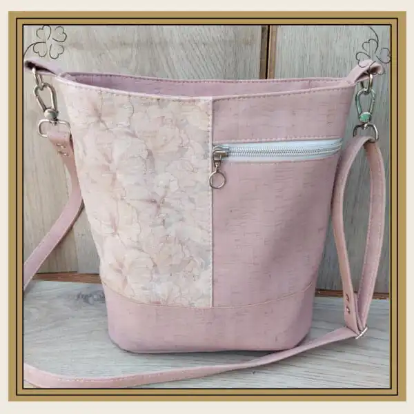 schoudertas roze met witte details schoudertas roze met witte details