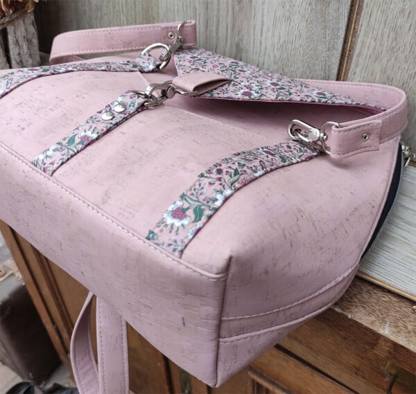 schoudertas-roze-detail-bodem kurk schoudertas roze onderkant