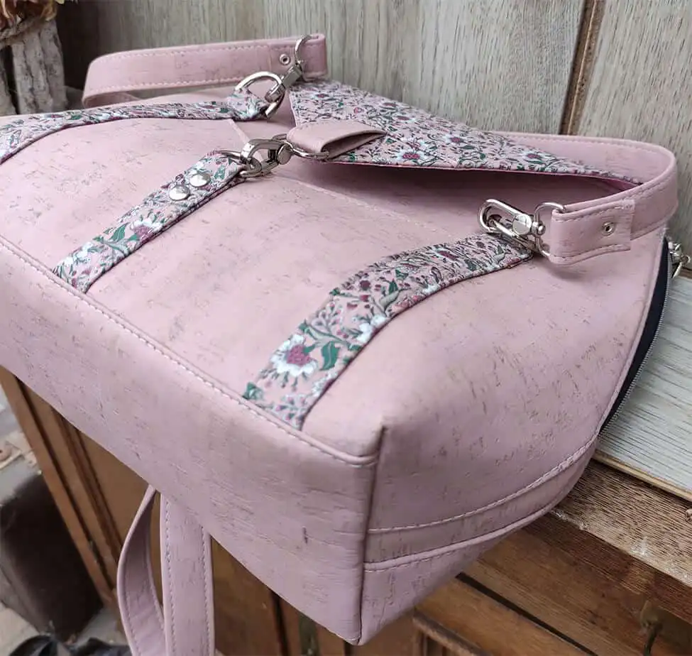 schoudertas-roze-detail-bodem kurk schoudertas roze onderkant