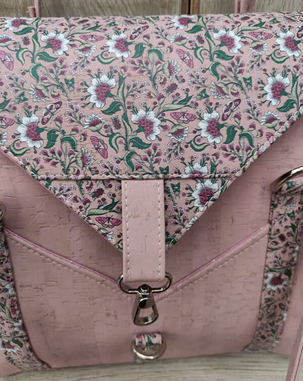 schoudertas-roze-detail-voorkant kurk schoudertas roze detail klep