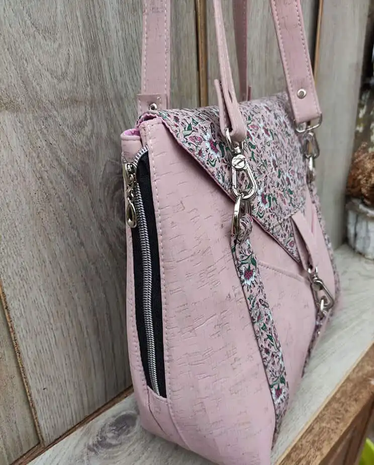 schoudertas-roze-zijkant kurk schoudertas roze zijkant