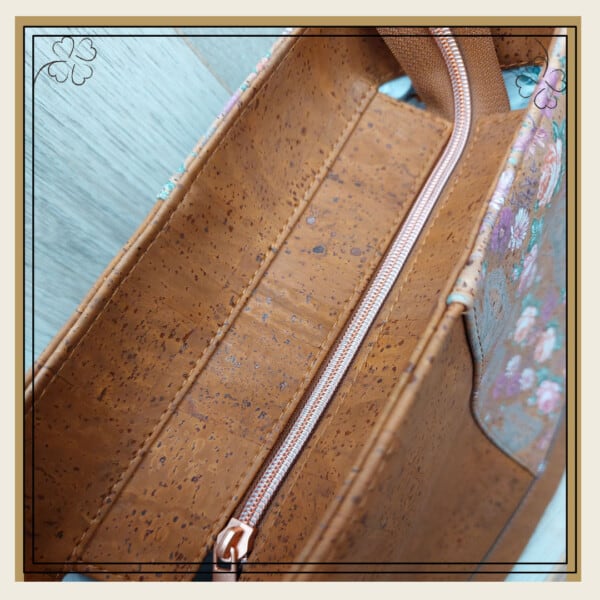 bruine-kurk-schoudertas-bruin-bovenkant kurk schoudertas met paarse bloemen bovenkant