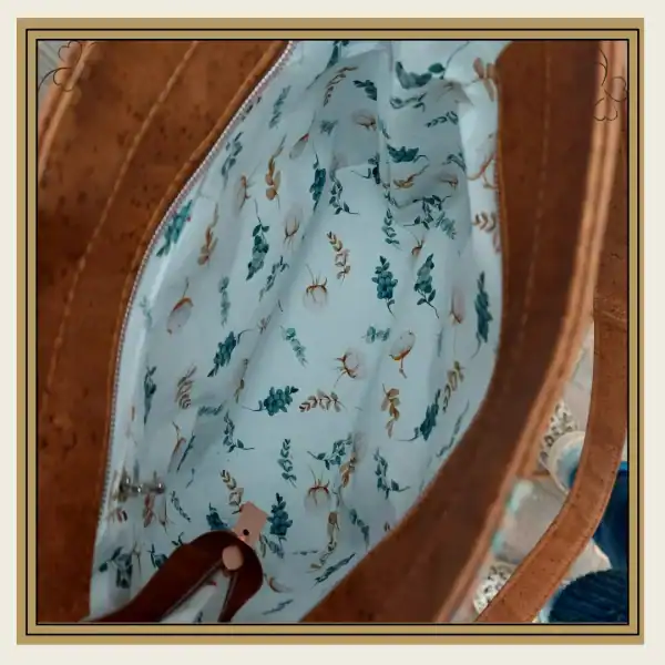 bruine kurk schoudertas paarse bloemen binnenkant kurk schoudertas met paarse bloemen binnenkant