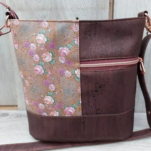 schoudertas-donkerbruin-paars-achterkant handgemaakte schoudertas kurk achterkant