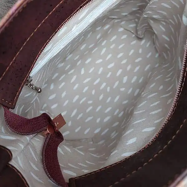 schoudertas-donkerbruin-paars-binnenkant handgemaakte schoudertas kurk binnenkant