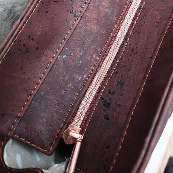 schoudertas-donkerbruin-paars-bovenkant handgemaakte schoudertas kurk bovenkant