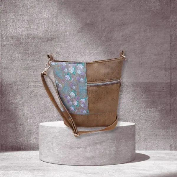 schoudertas lichtbruin met paarse bloemen schoudertas kurk met paarse bloemen