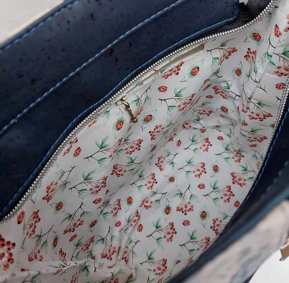 schoudertas-2-kleuren-rozen-binnenkant (1) binnenkant schoudertas van kurk blauw