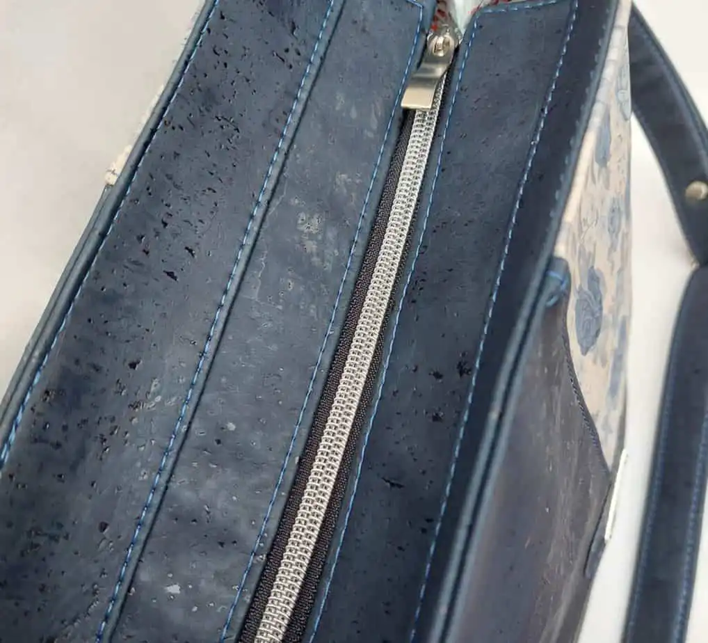 schoudertas-2-kleuren-rozen-bovenkant (1) bovenkant schoudertas van kurk blauw