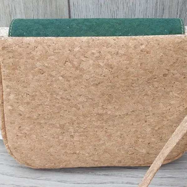 klein schoudertasje kurk met groene klep achterkant