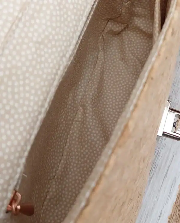 klein schoudertasje kurk met groene klep binnenkant klein schoudertasje kurk met groene klep binnenkant