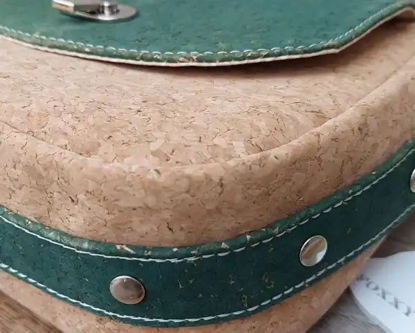 klein schoudertasje kurk met groene klep onderkant klein schoudertasje kurk met groene klep onderkant