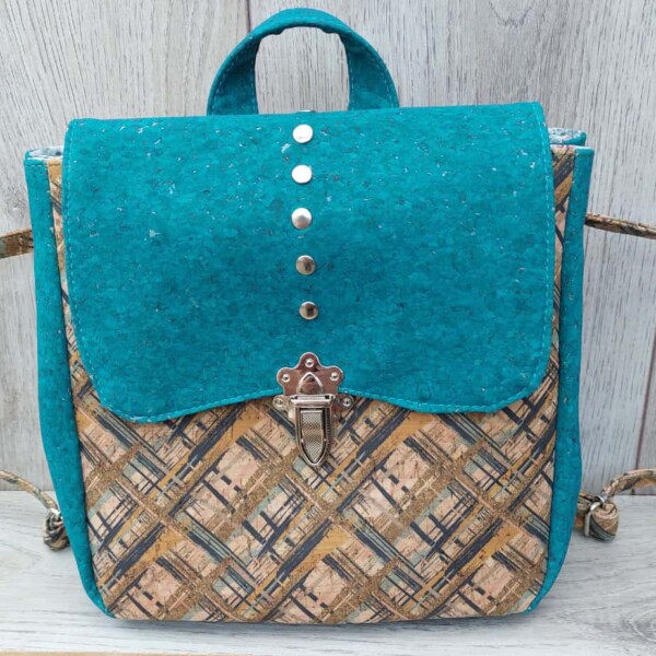 Zwarte tassen waarom zijn die zo populair? rugtas lichtblauw kurk met moderne print