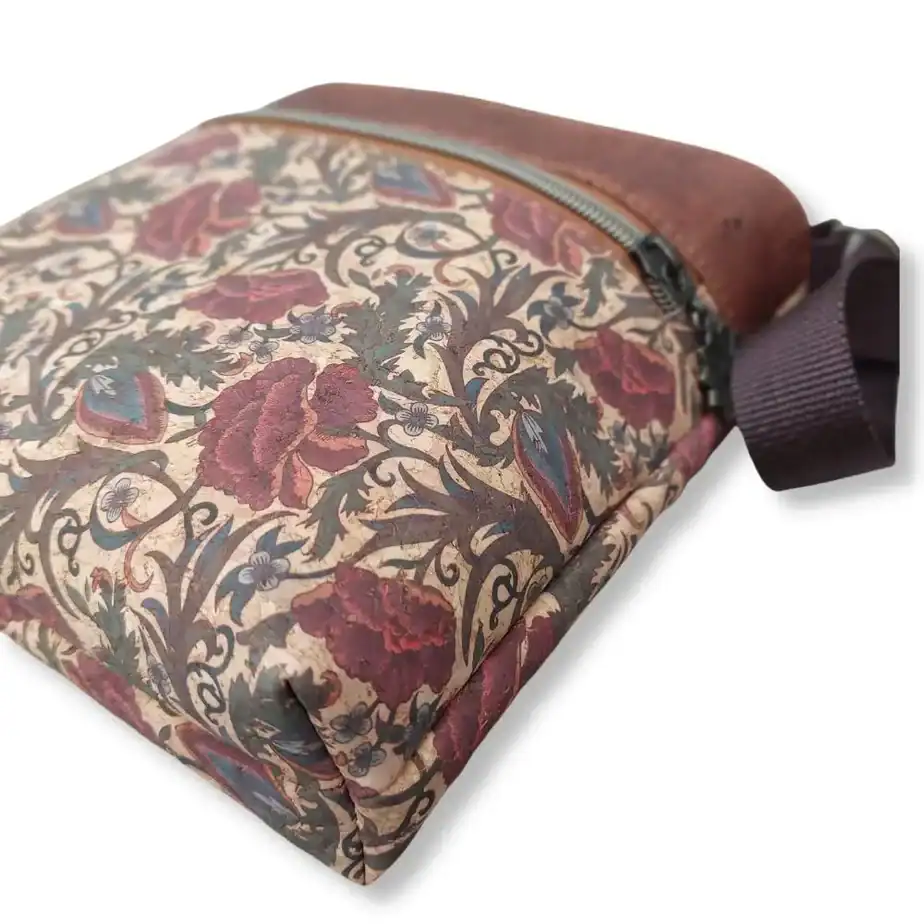 Klein kurk tasje rode rozen onderkant Klein tasje bruin kurk met rode rozen onderkant