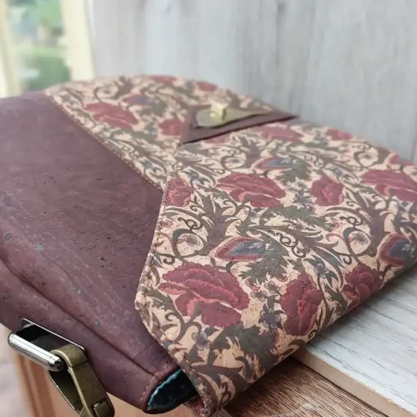 Schoudertas dames handgemaakt van kurk detail zijkant schoudertas dames bruin kurk met mooie rozen zijkant