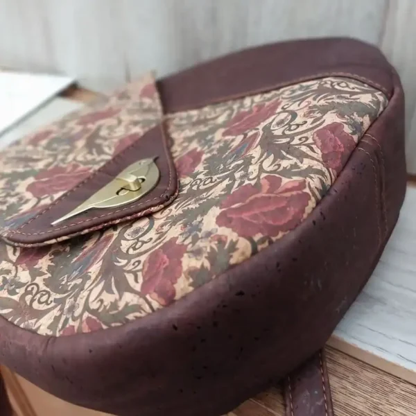 Schoudertas dames handgemaakt van kurk onderkant schoudertas dames bruin kurk met mooie rozen onderkant