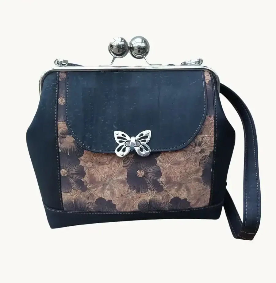 Beugeltas zwart met zilverkleurige dikke knoppen voorkant