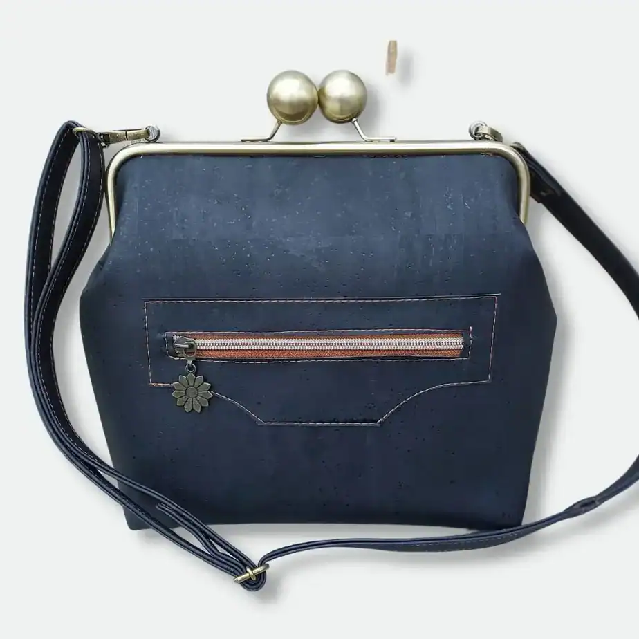 beugeltas zwart kurk voorkant beugeltas zwart kurk met dikke knoppen sluiting voorkant