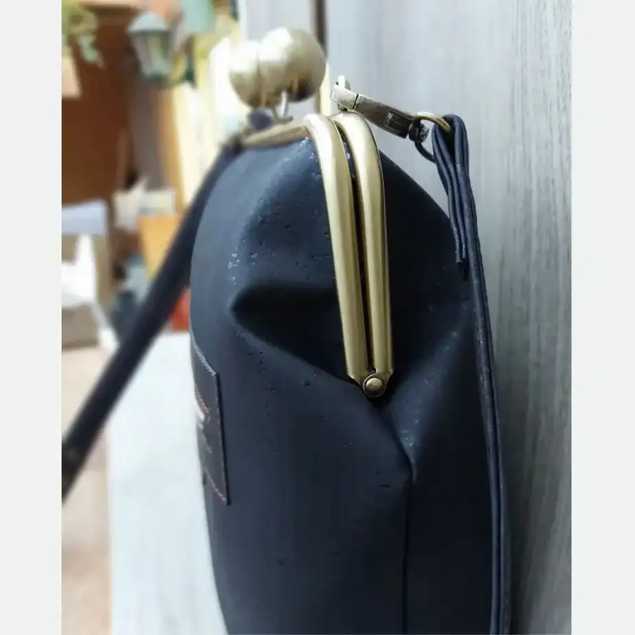 beugeltas zwart kurk zijkant beugeltas zwart kurk met dikke knoppen sluiting zijkant