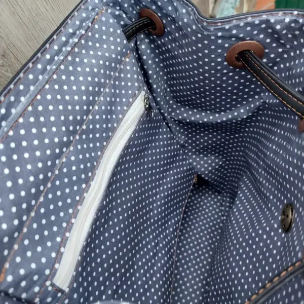 rugtas zwart met klep binnenkant rugtas zwart kurk met klep binnenkant