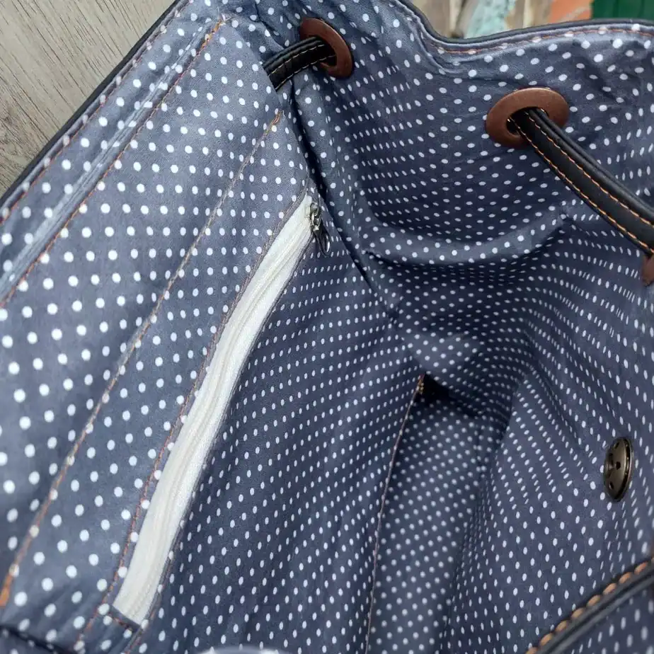 rugtas zwart met klep binnenkant rugtas zwart kurk met klep binnenkant