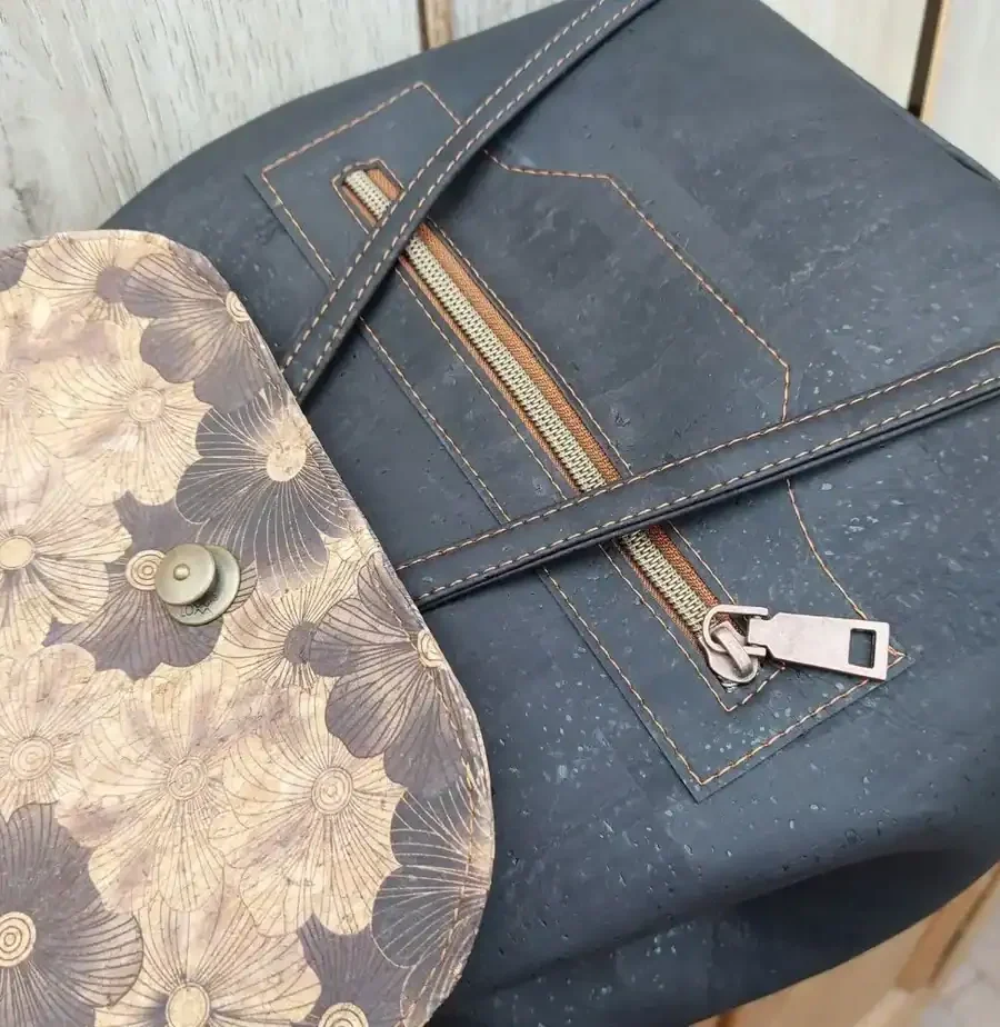 rugtas zwart kurk met klep zijkant detail