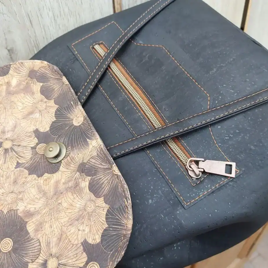 rugtas zwart met klep plat met detail stiksels rugtas zwart kurk met klep zijkant detail