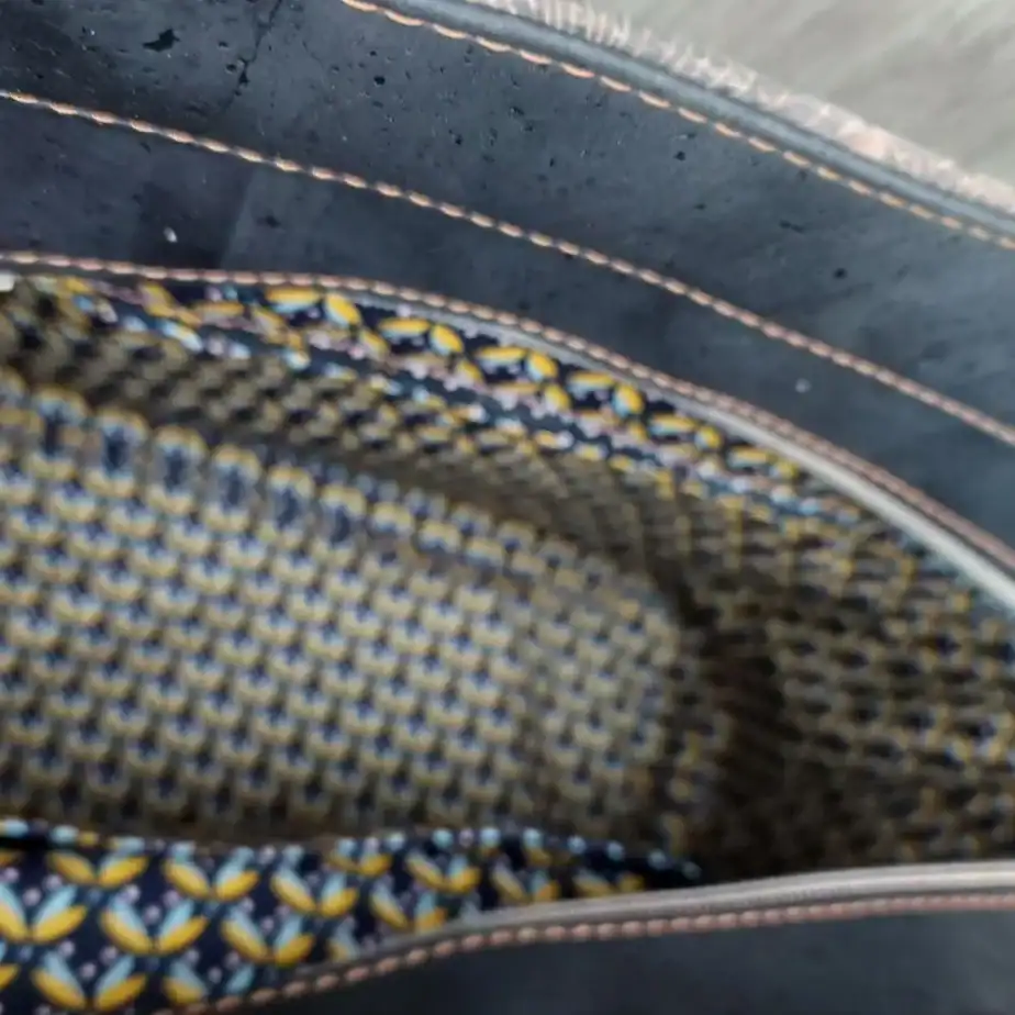 Kurk schoudertas zwarte bloem binnenkant Schoudertas zwart kurk met mooie zwarte bloemen binnenkant