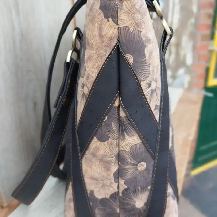 Kurk schoudertas zwarte bloem detail zijkant Schoudertas zwart kurk met mooie zwarte bloemen detail zijkant