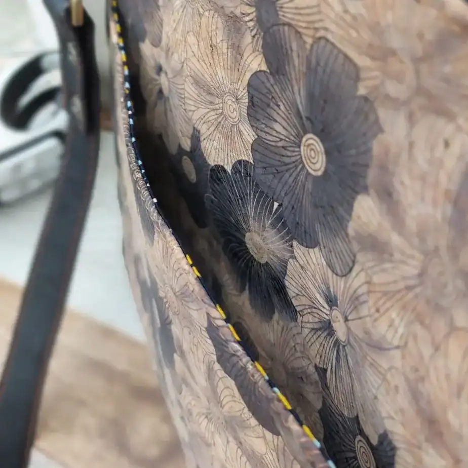 Kurk schoudertas zwarte bloem voorvak Schoudertas zwart kurk met mooie zwarte bloemen voorvak