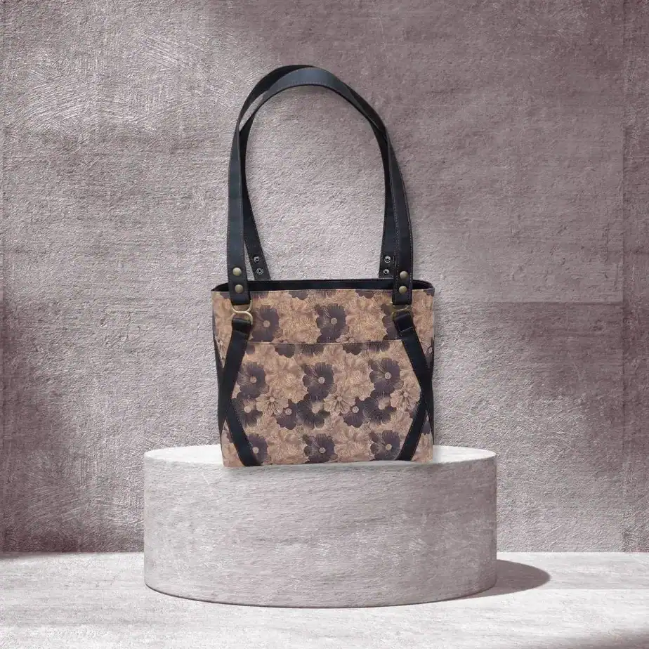 Kurk schoudertas zwarte bloem Schoudertas zwart kurk met mooie zwarte bloemen