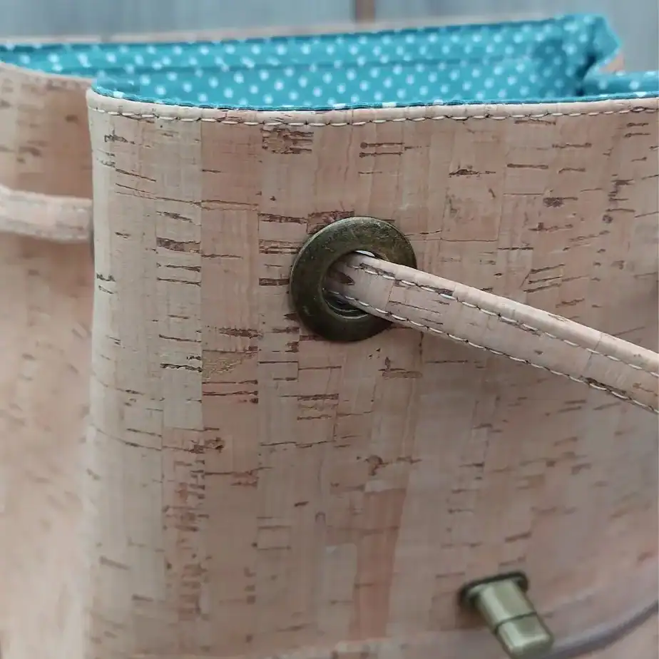 handgemaakte rugzak naturel kurk ringen detail Handgemaakte rugzak naturel kurk detail ringen