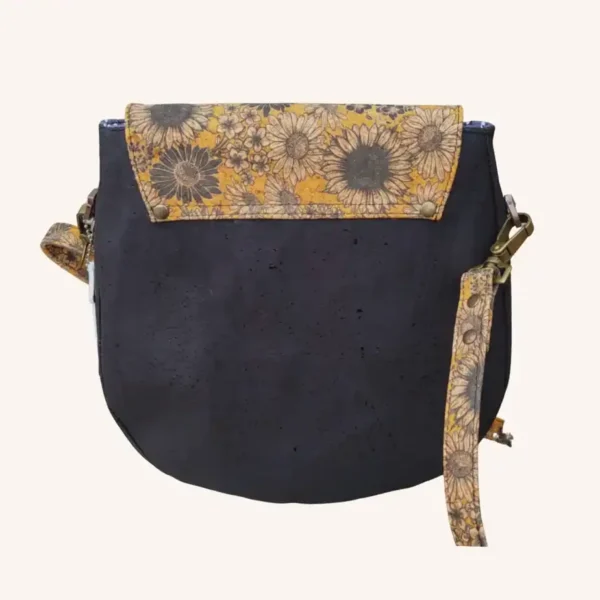 Schoudertas kurk halfrond zonnebloem achterkant Kurk schoudertas halfrond met zonnebloemen achterkant