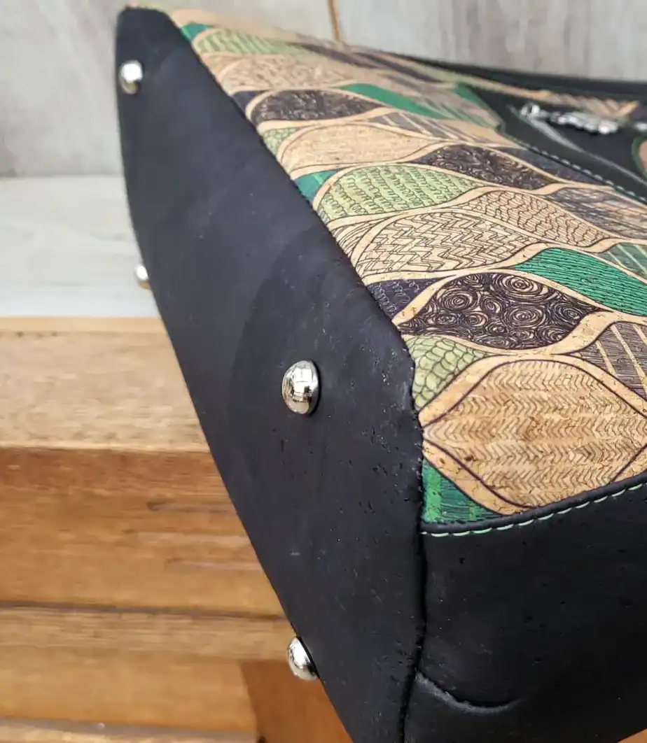 groene schoudertas onderkant1 Groene schoudertas kurk onderkant