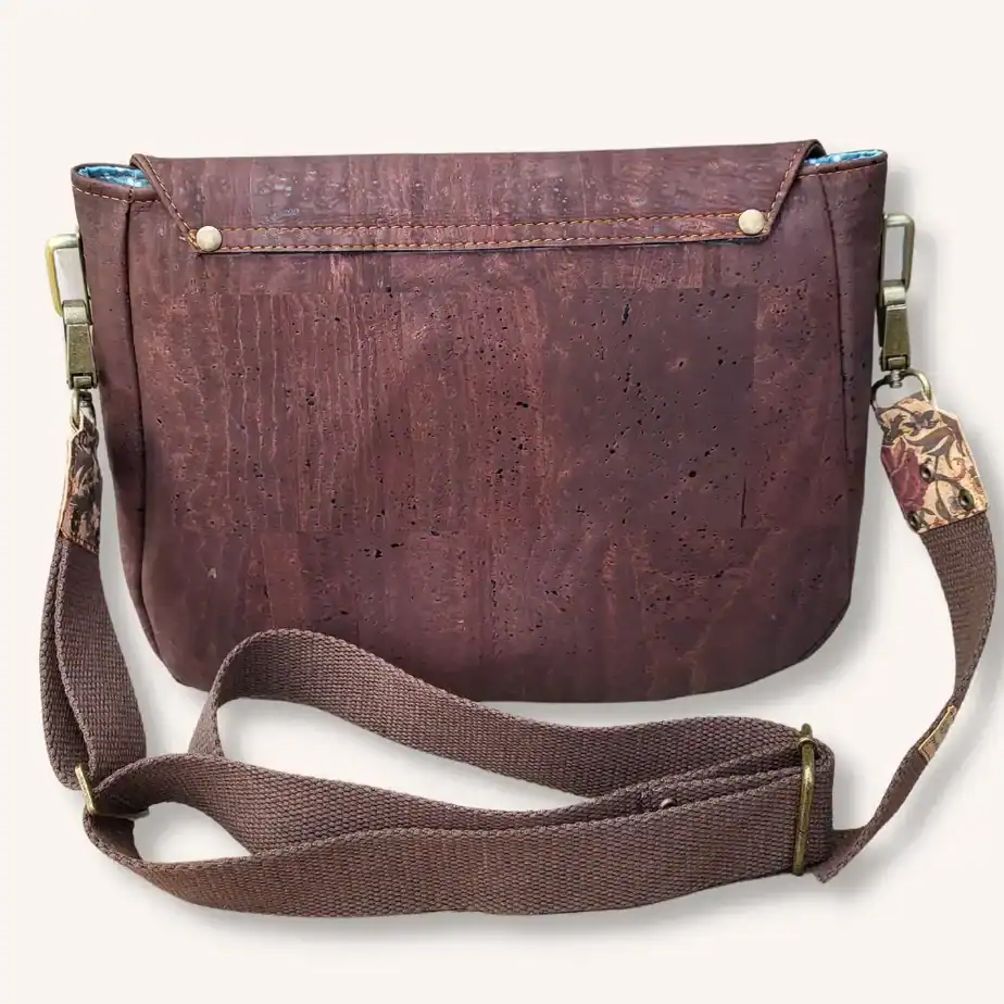 Schoudertas kurk bruin met rode bloemen achterkant Schoudertas bruin kurk met mooie bloemen print achterkant