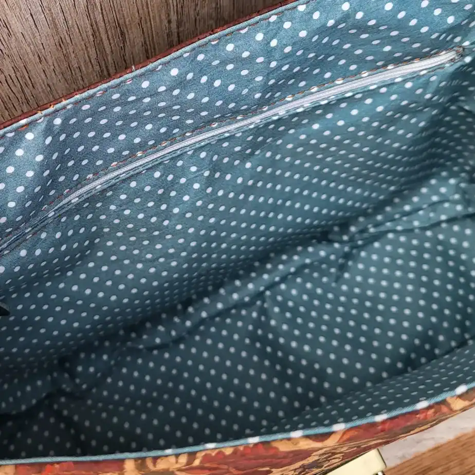 Schoudertas kurk bruin met rode bloemen binnenkant Schoudertas bruin kurk met mooie bloemen print binnenkant