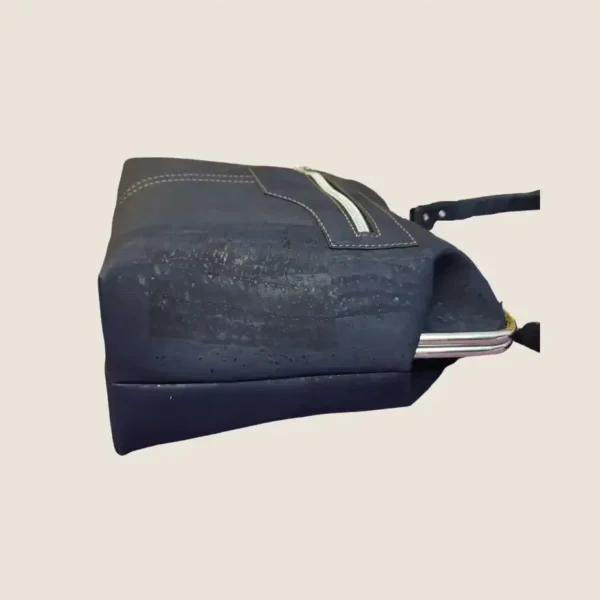 Beugeltas kurk donkerblauw zijkant Beugeltas donkerblauw kurk met dikke knoppen zijkant