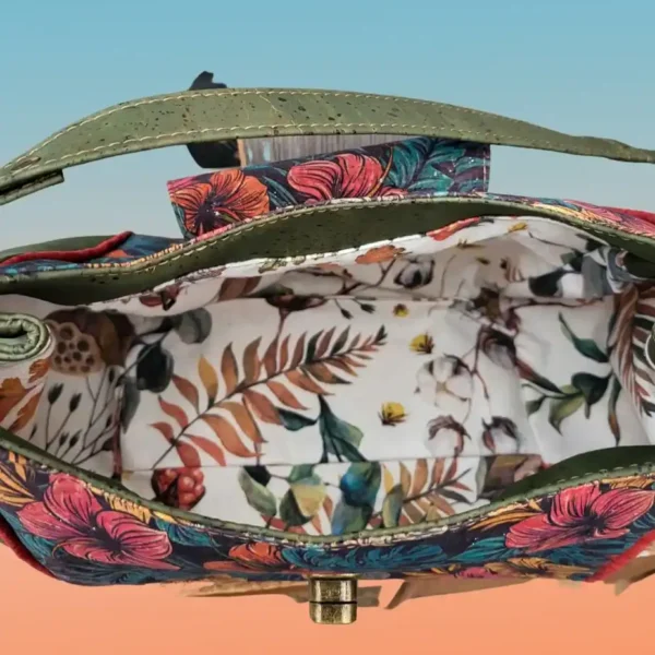 Schoudertas groen met grote ringen binnenkant Schoudertas groen kurk met mooie grote ringen binnenkant